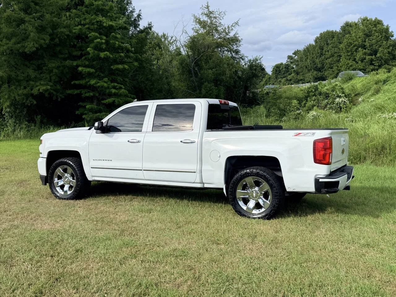 Used 2017 White Chevrolet LTZ Z71 4x4 4dr Crew Cab 5.8 ft. SB image 3
