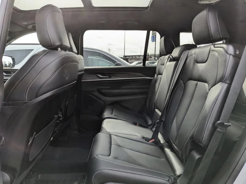New 2025 White Jeep Limited - - Second row heated seats - Dual Pano Sunroof - Int FAM CAM - Black App Pkge & tons more image 28