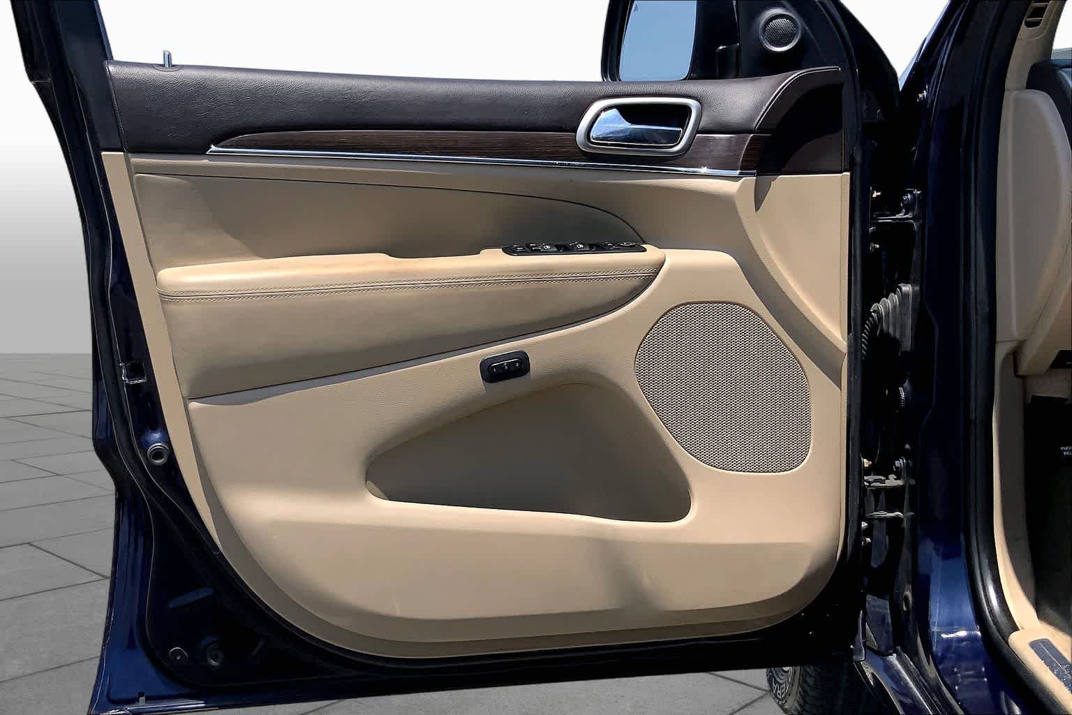 Used 2015 True Blue Pearlcoat Jeep Overland image 28