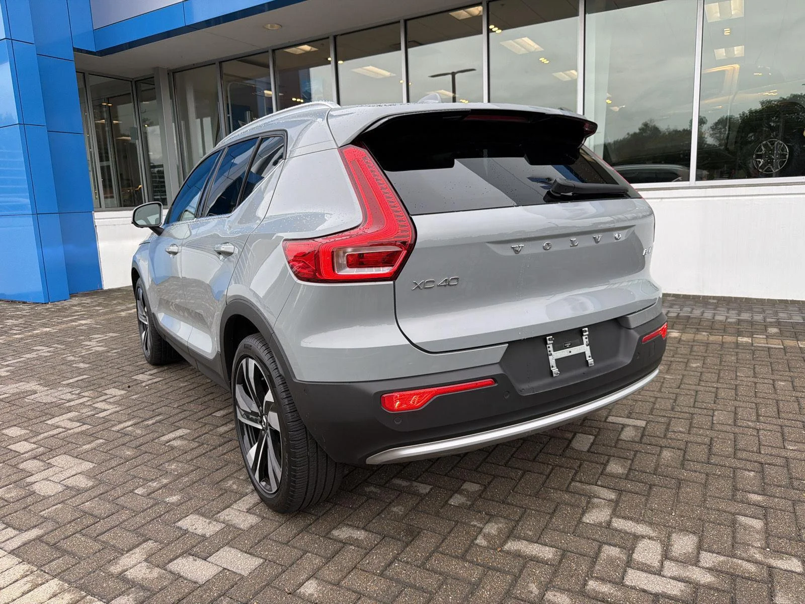 Used 2024 Vapor Grey Metallic Volvo Ultimate Bright Theme image 3