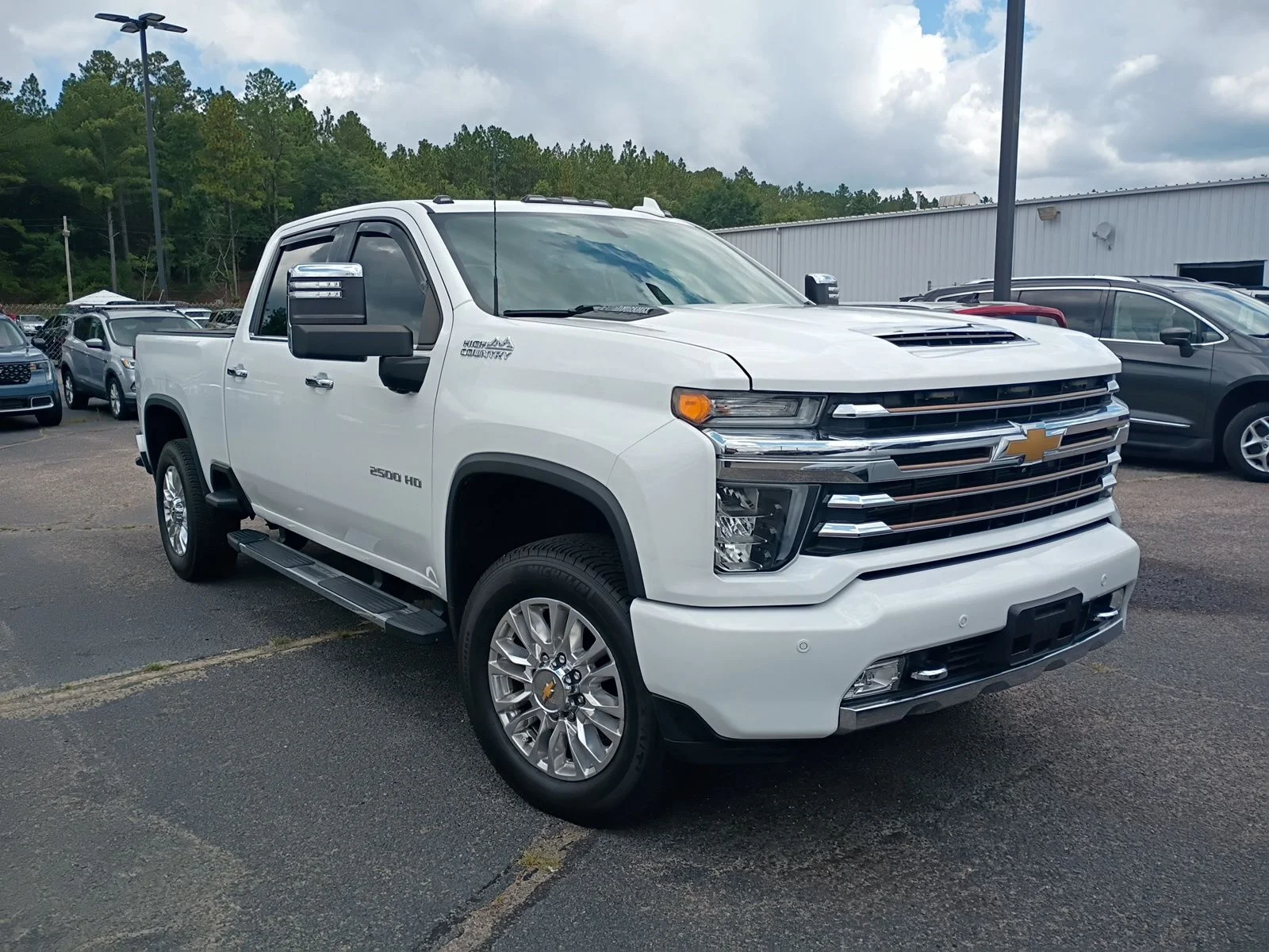Used 2023  Chevrolet High Country image 1