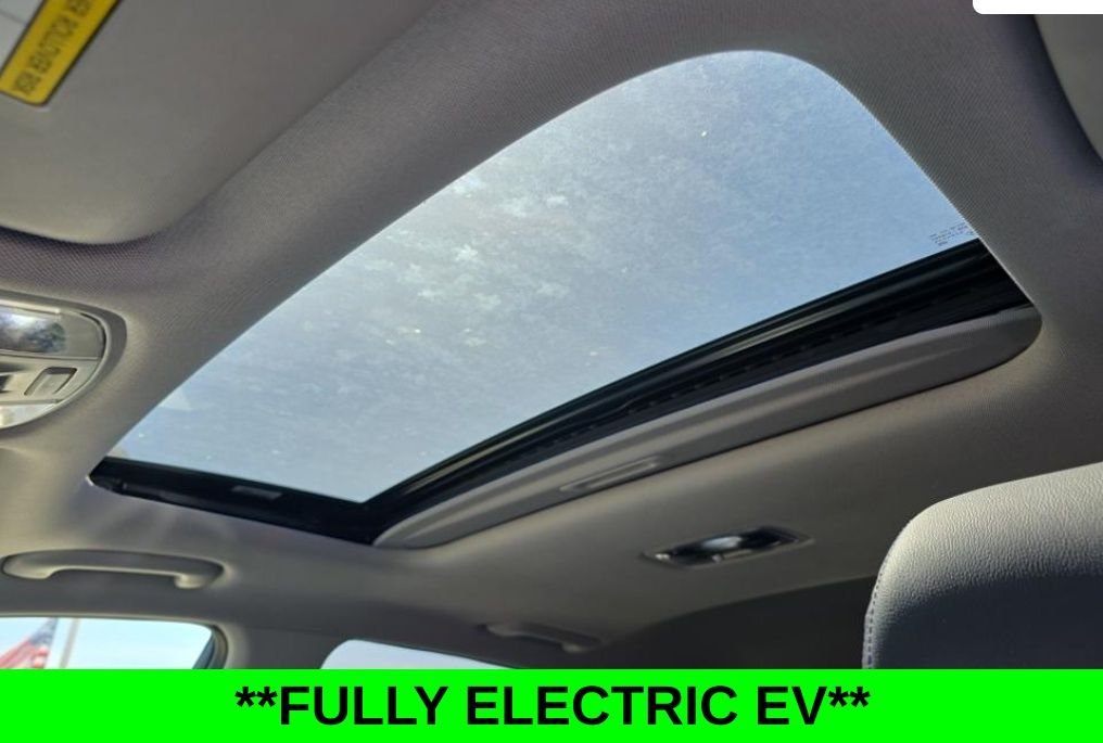 Used 2022 Green Hyundai Limited image 7