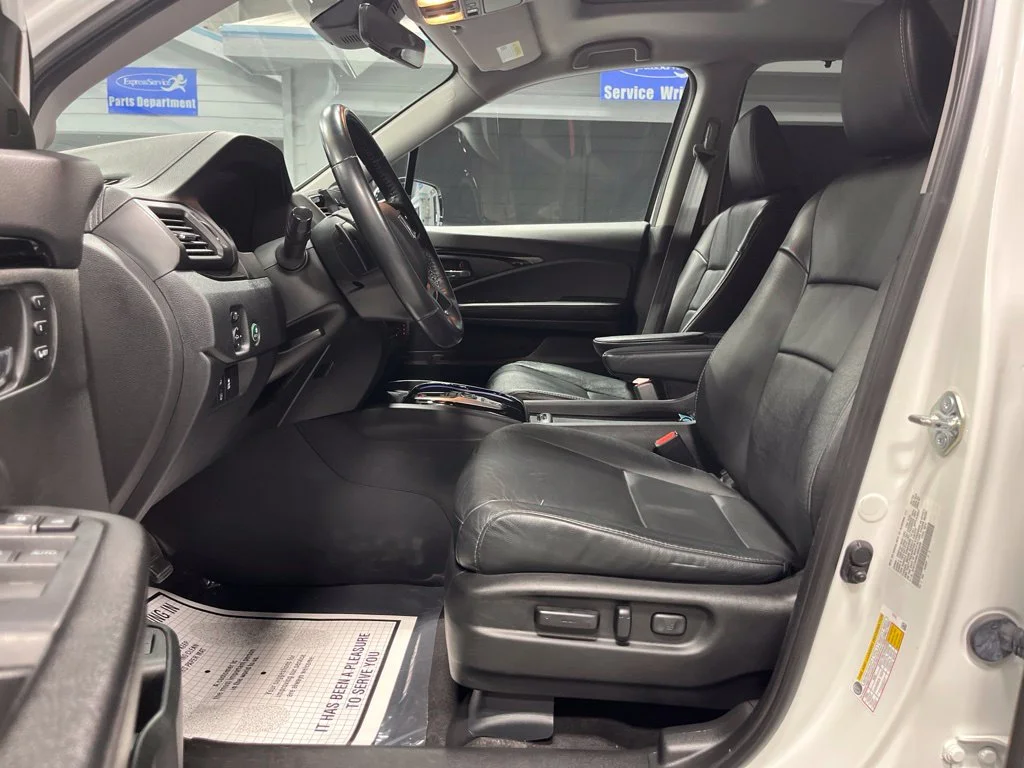 Certified Used 2020 Platinum White Pearl Honda Touring image 11