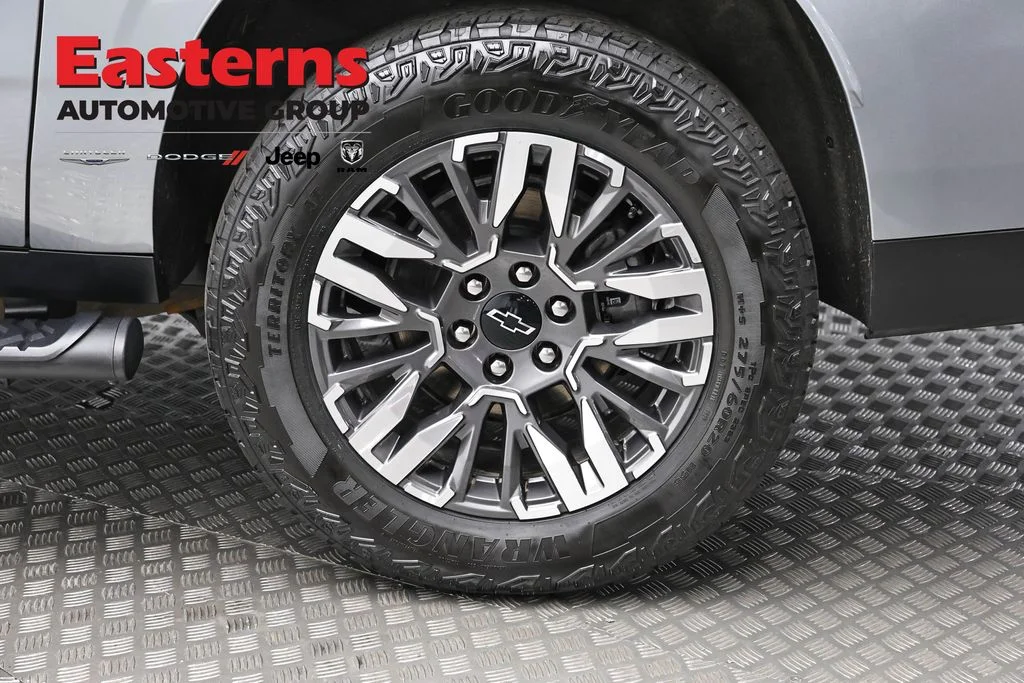 Used 2025 Gray Chevrolet Z71 image 10