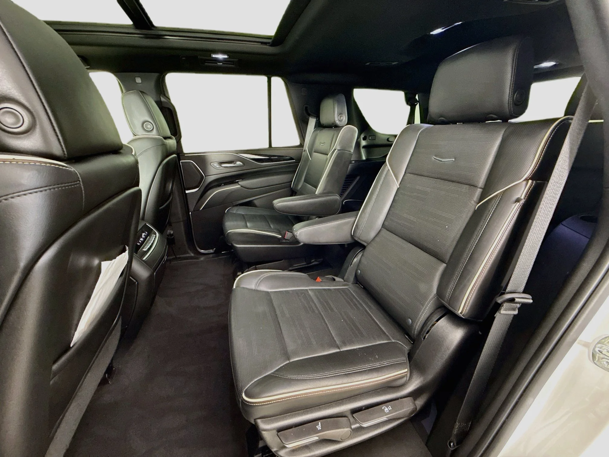Used 2022 Crystal White Tricoat Cadillac Sport image 27