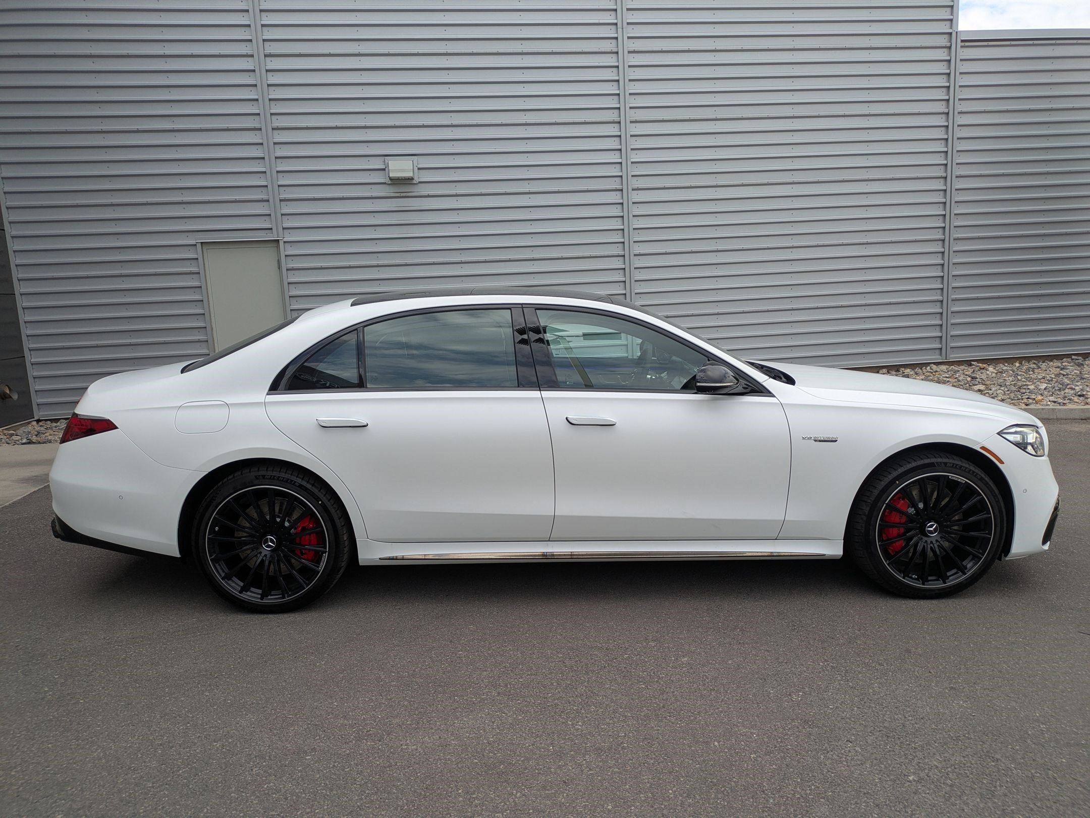 New 2026 MANUFAKTUR Signature Moonlight White Magno Mercedes-Benz AMG® S 63 E image 19