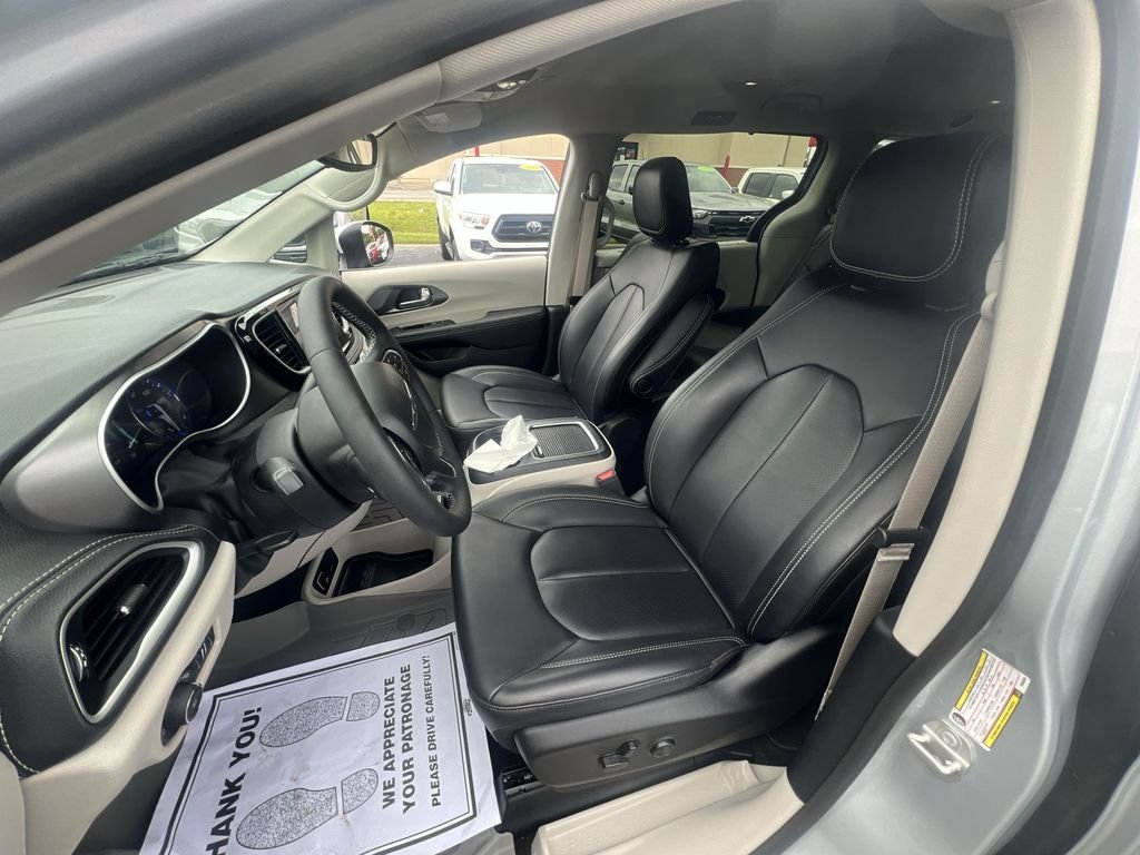 Used 2023 Silver Chrysler Touring L image 17