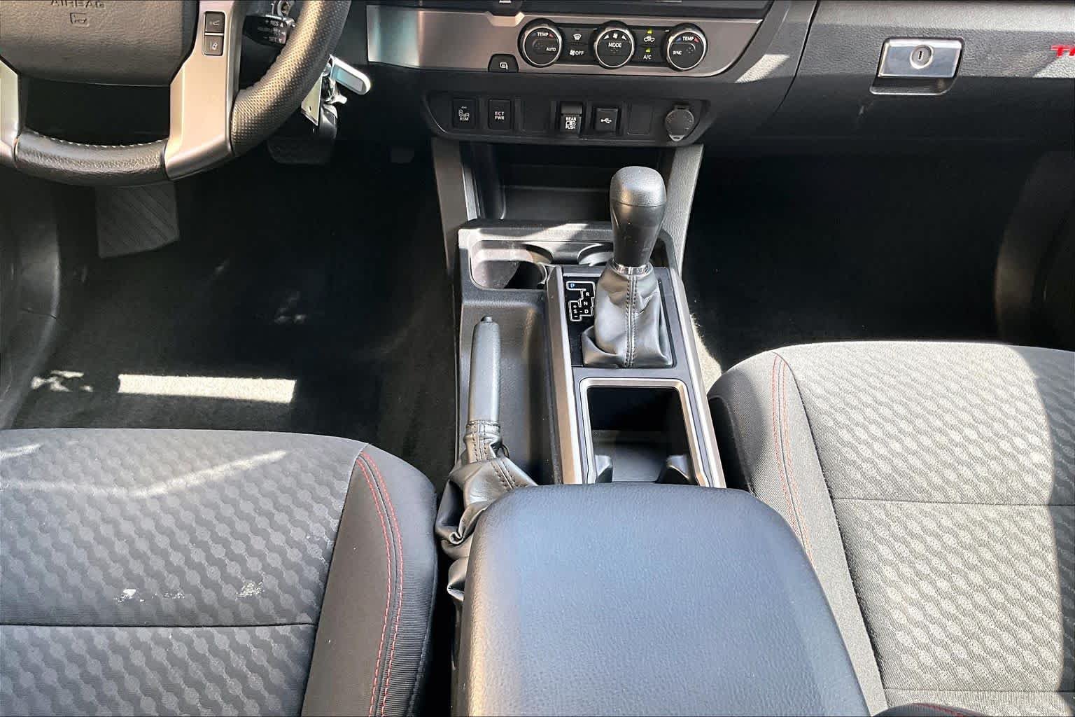 Used 2022 White Toyota SR5 image 17