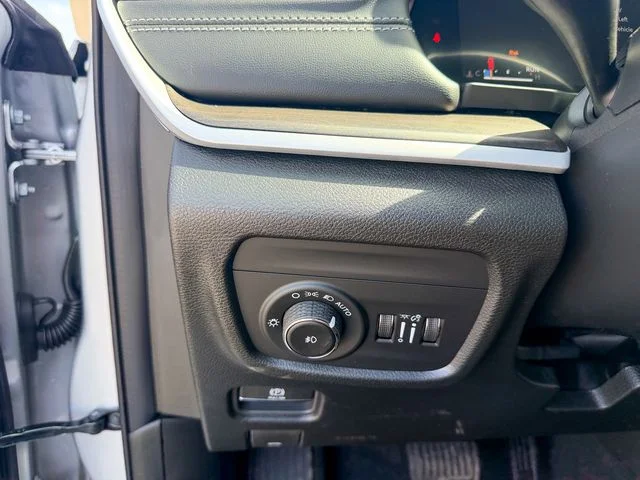 New 2026 Silver Zynith Exterior Paint Jeep Limited image 19