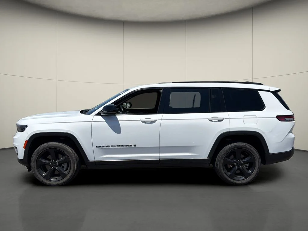 Used 2022 White Jeep Altitude image 4