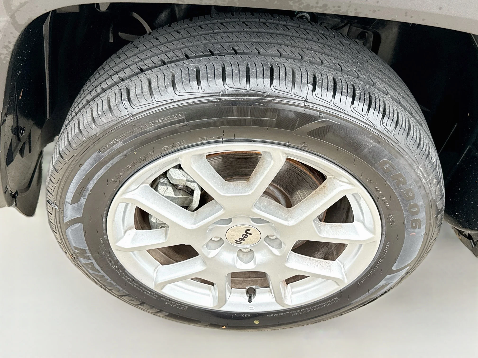 Used 2023 Black Clearcoat Jeep Latitude image 30