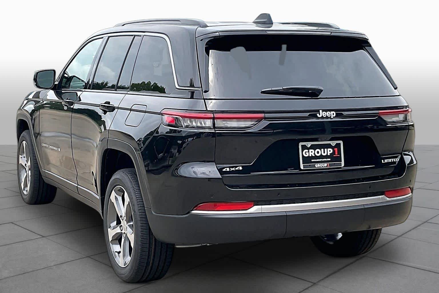 New 2026 Diamond Black Crystal Pearl-Coat Exterior Paint Jeep Limited image 12