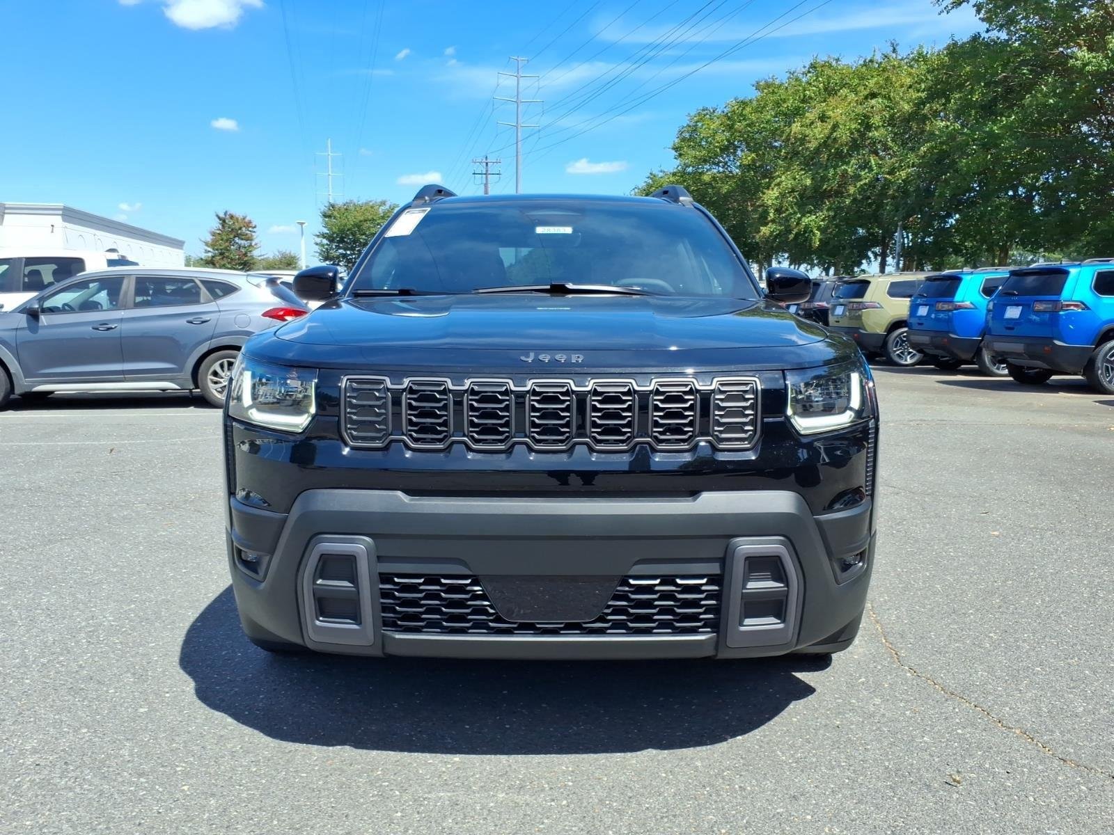 New 2026 Diamond Black Crystal Pearl-Coat Exterior Paint Jeep Laredo image 15
