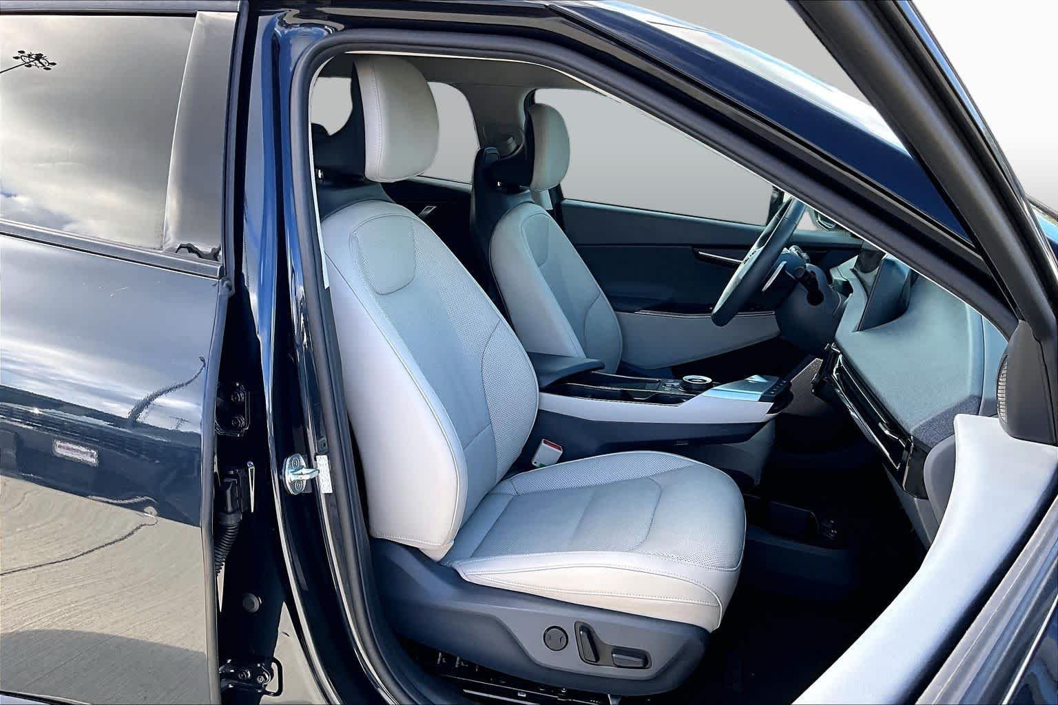 Used 2022 Gravity Blue Kia Wind image 8