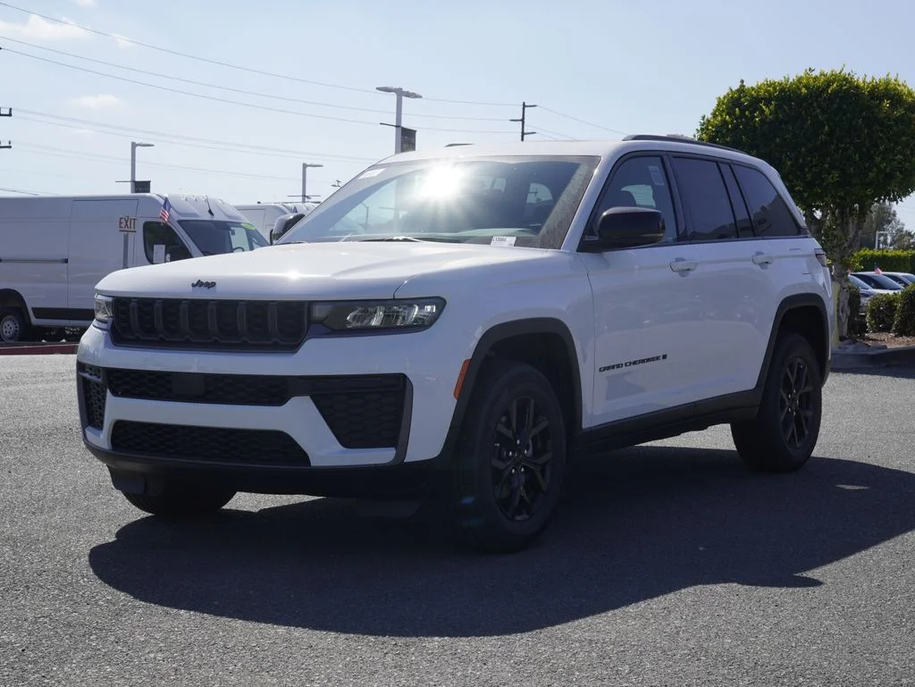 New 2026 Bright White Clear-Coat Exterior Paint Jeep Laredo Altitude image 8