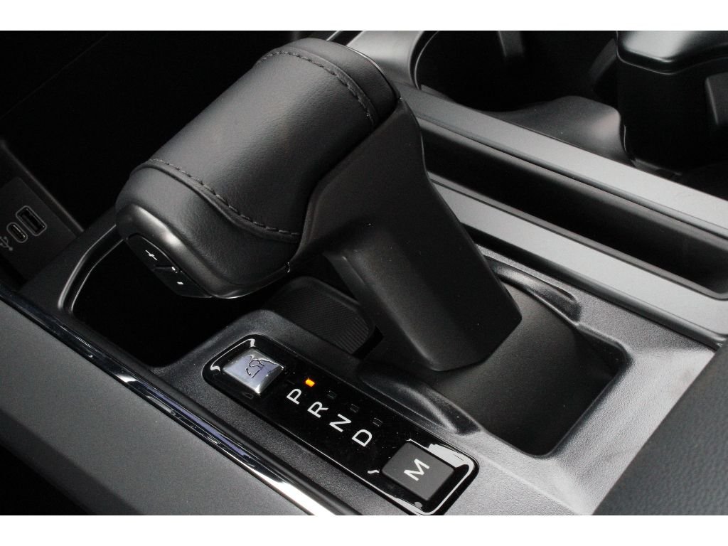 New 2026 Oxford White Ford XLT image 8