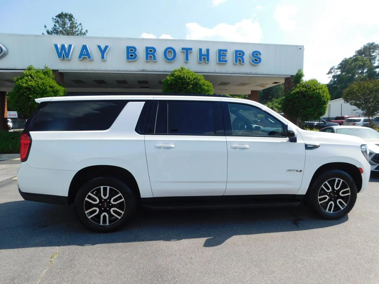 2021 GMC Yukon 4WD AT4's photo