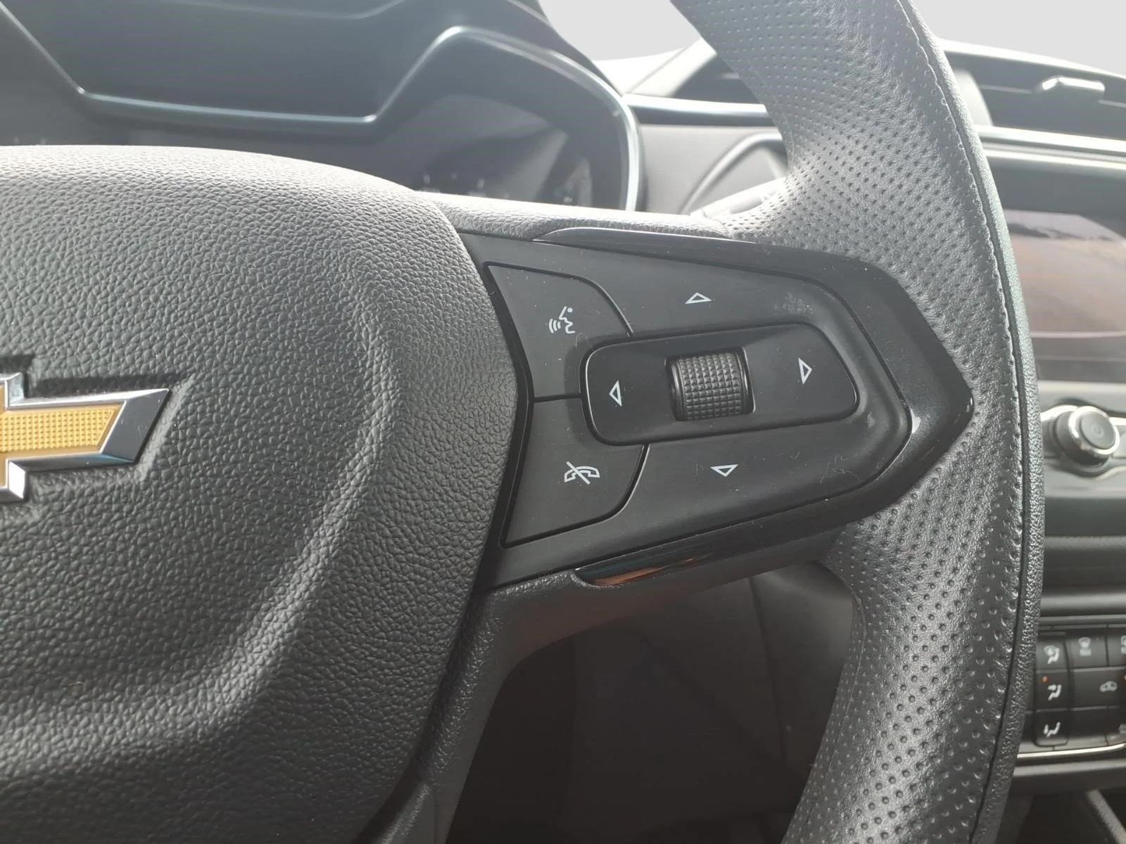 Used 2022 Summit White Gaz Chevrolet LT image 22
