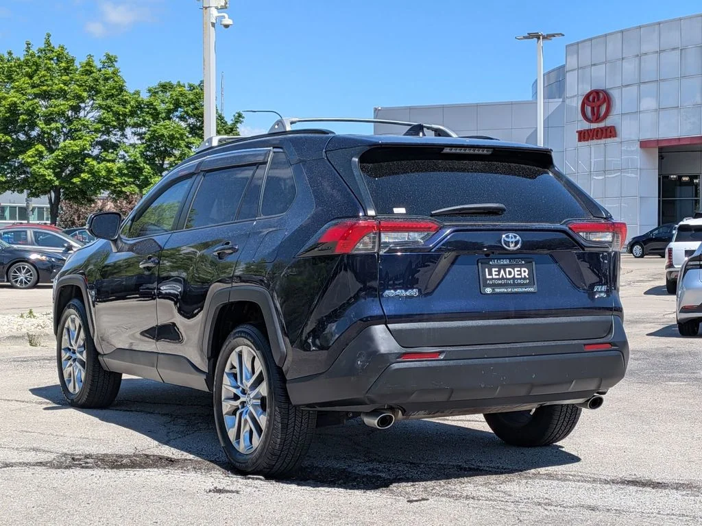 Used 2020 Blue Toyota XLE Premium image 5