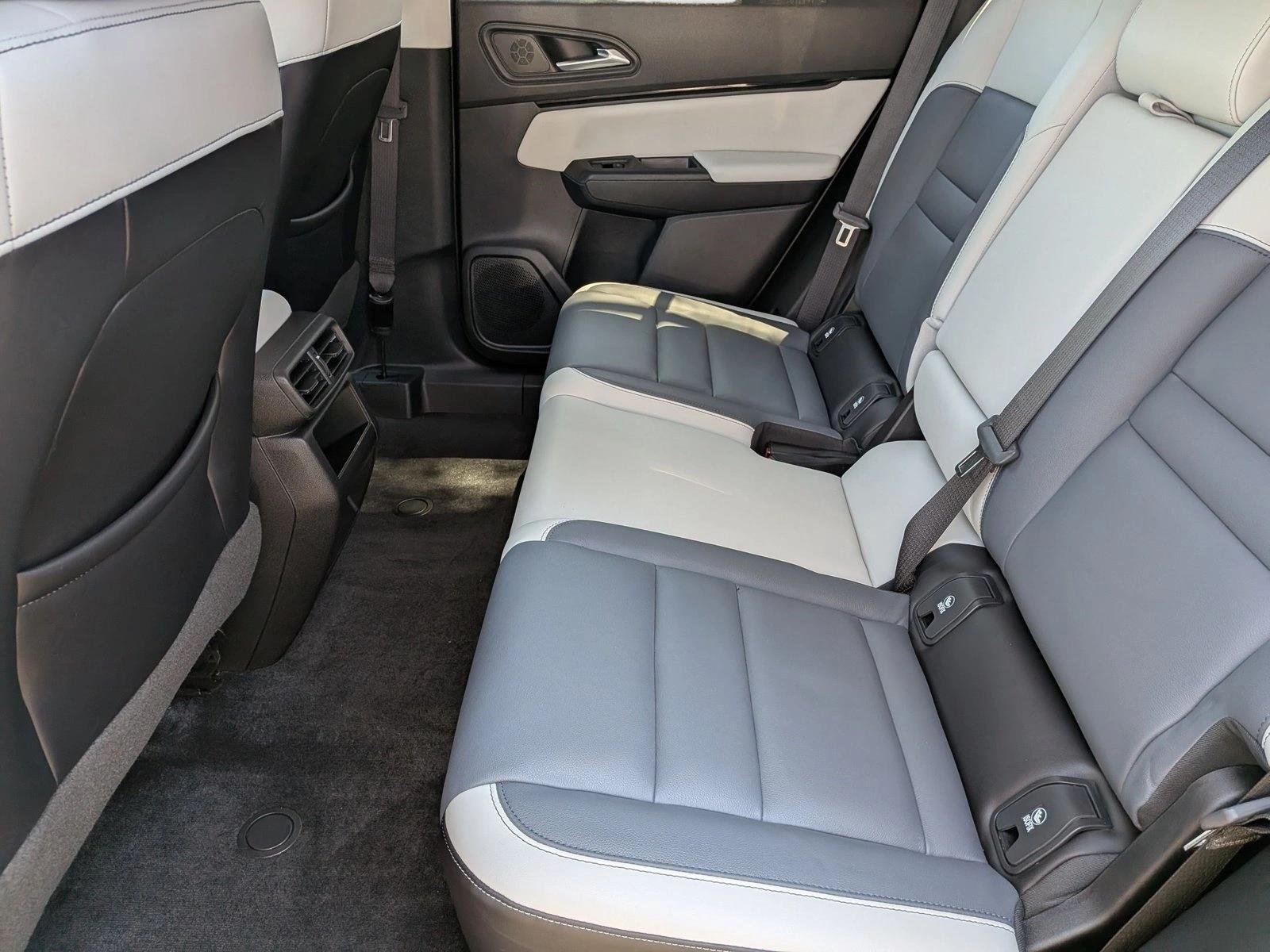 Used 2025 Snowfall Pearl Honda Touring image 17