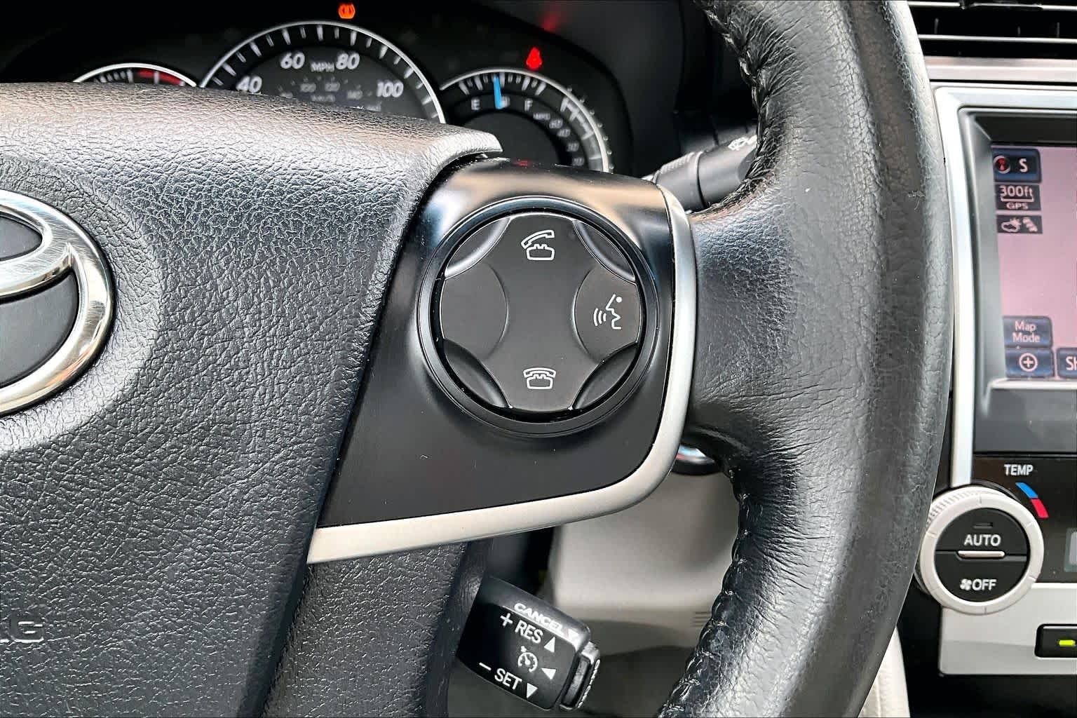 Used 2013 Classic Silver Metallic Toyota XLE image 25