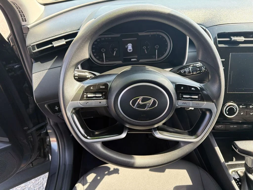 Used 2022 Gray Hyundai SE image 3