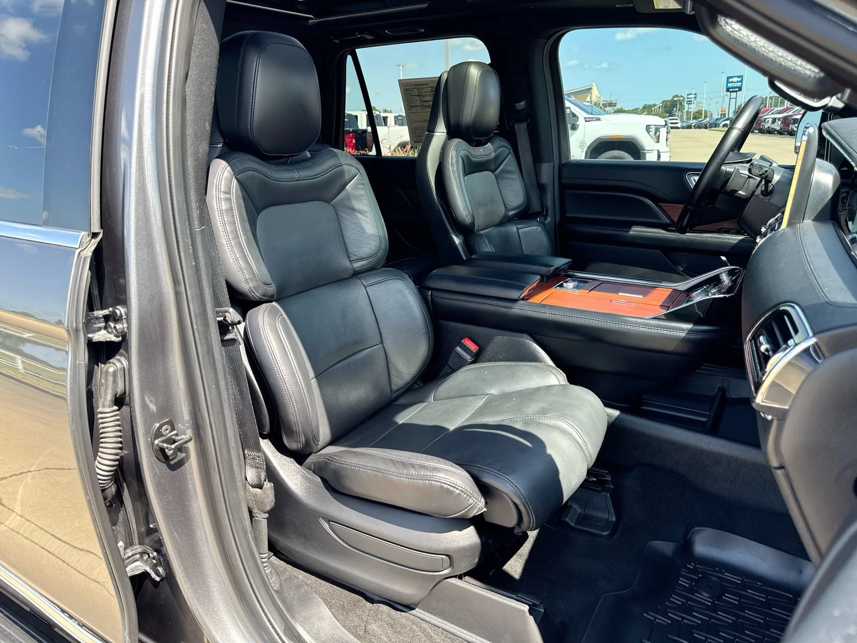 Used 2021 White Lincoln Reserve image 27
