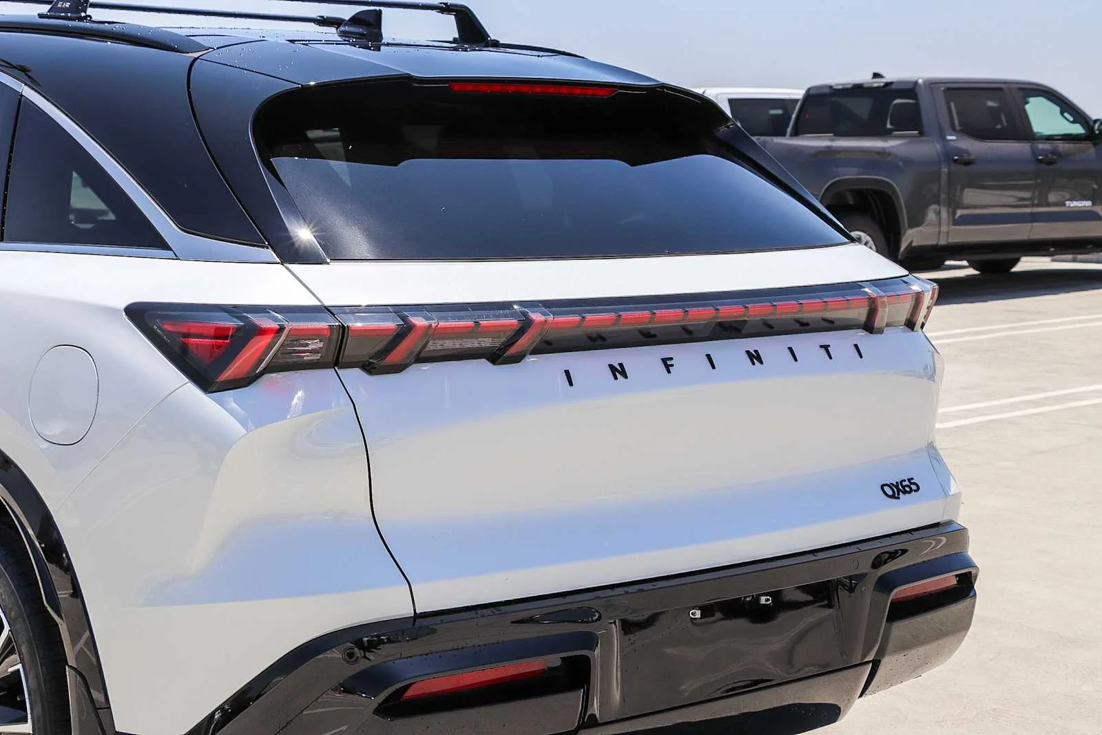 New 2027 2T RAD WHT INFINITI Autograph AWD image 10