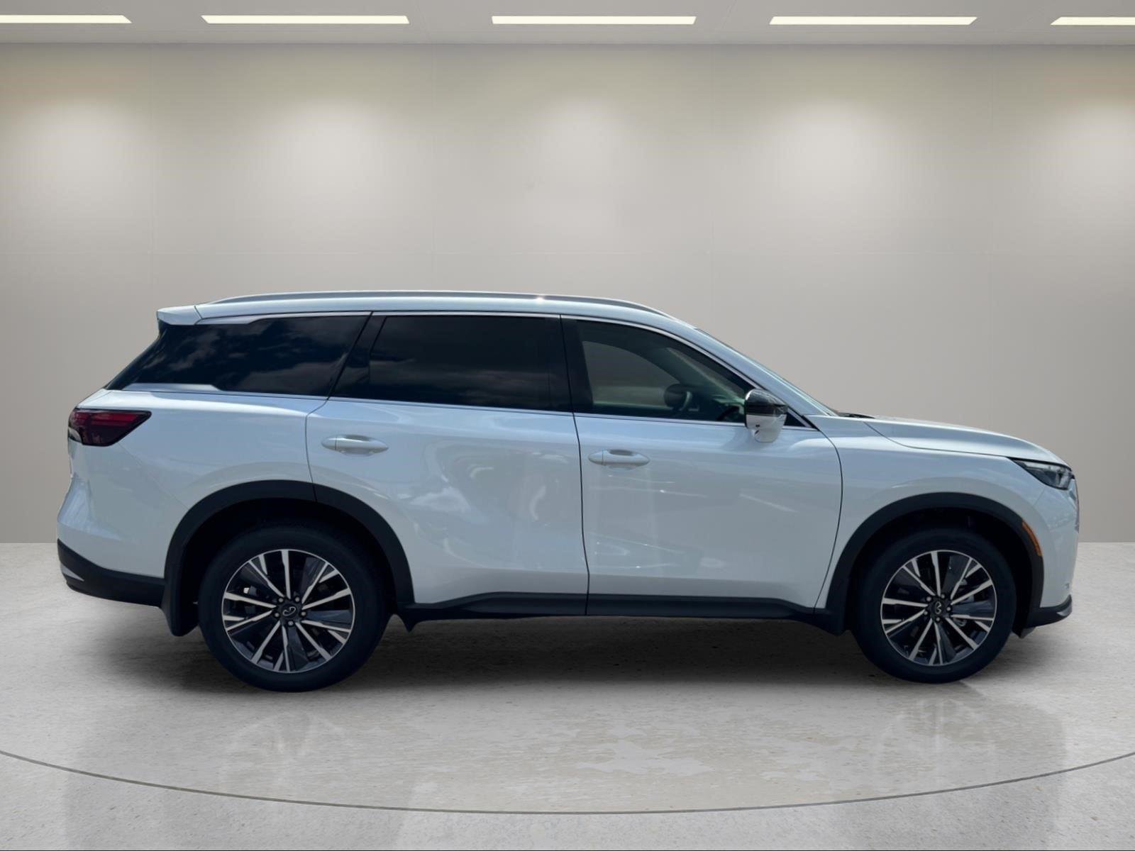 New 2027 Radiant White INFINITI Luxe AWD image 6