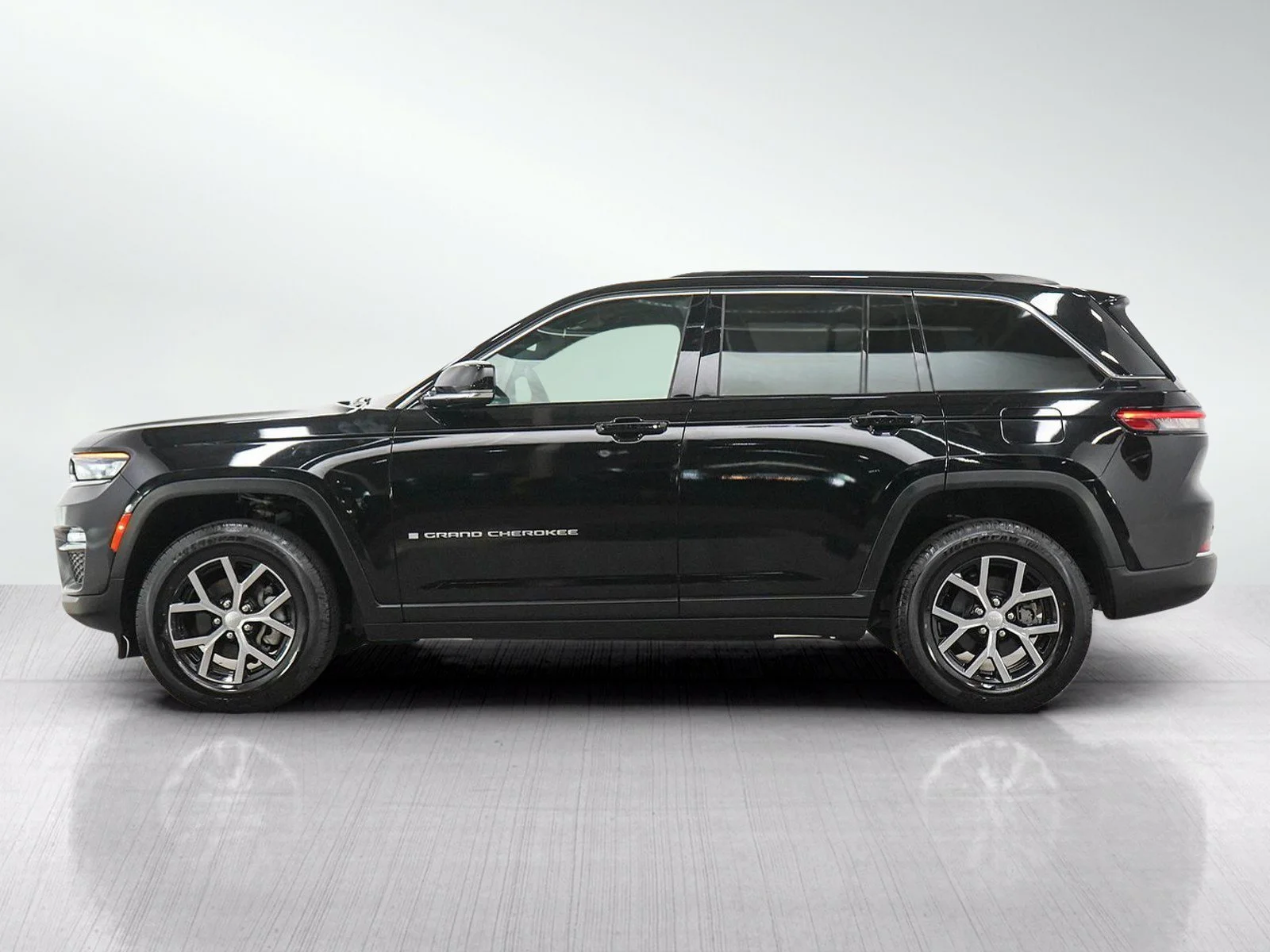 Used 2024 Jeep Grand Cherokee Limited with VIN 1C4RJHBG3RC108959 for sale in Burnsville, Minnesota