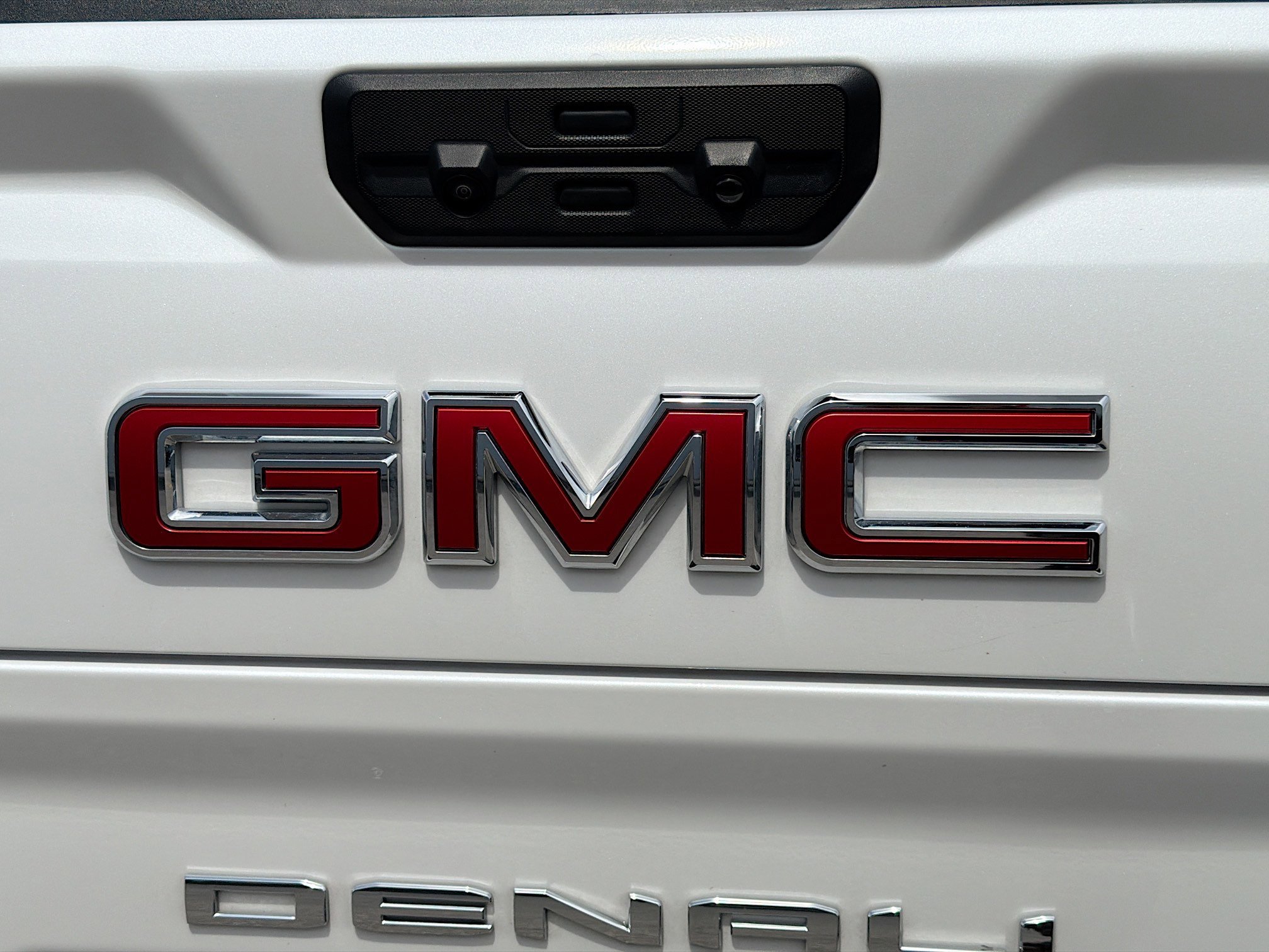 Used 2025 White Frost Tricoat GMC Denali image 11