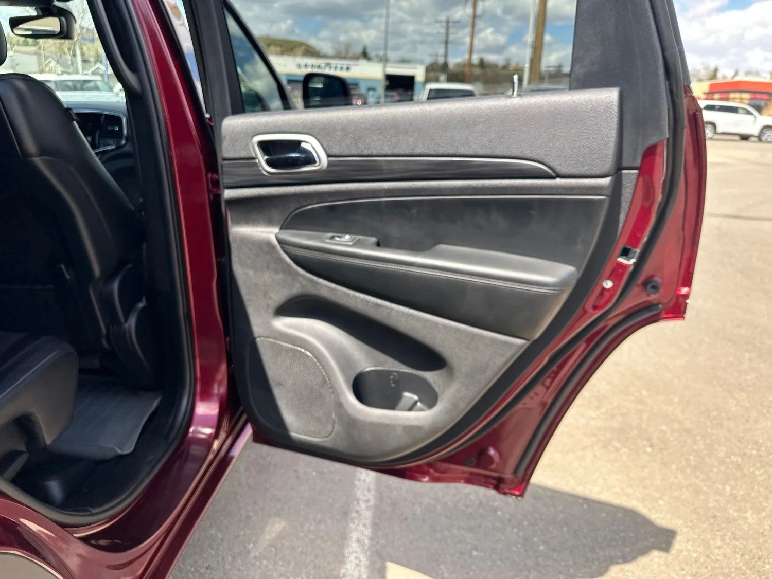 Used 2020 Red Jeep Altitude image 30