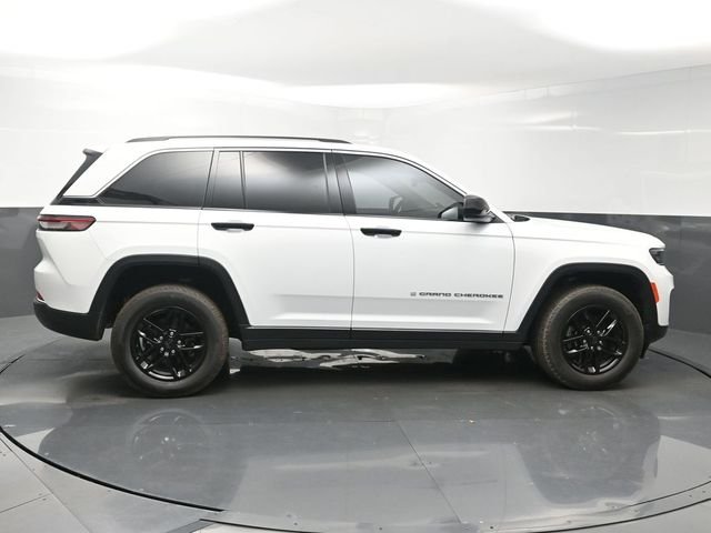 Used 2024 White Jeep Laredo X image 8