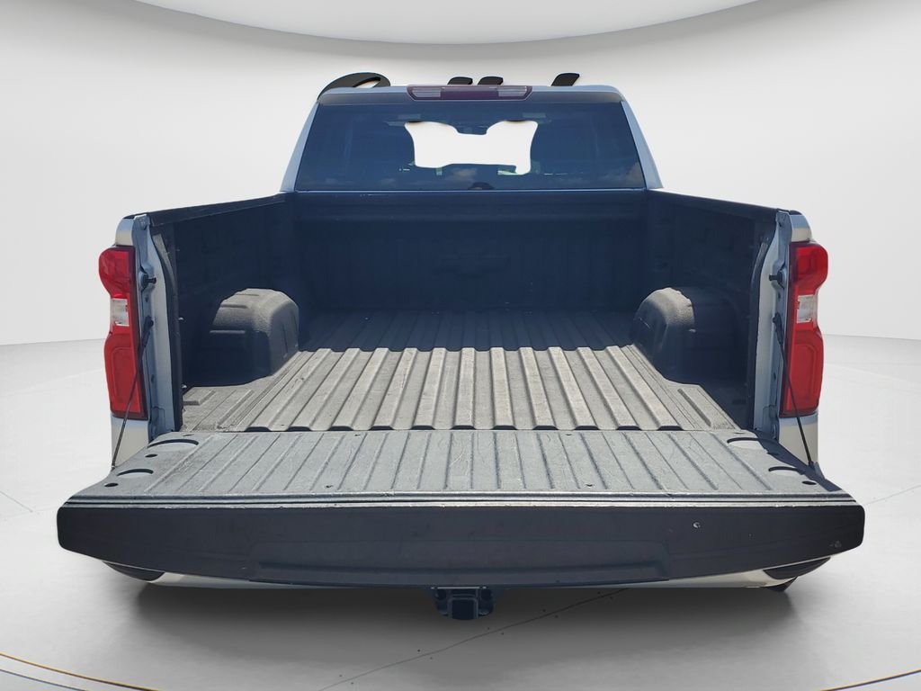 Used 2022 Silver Chevrolet Custom image 9