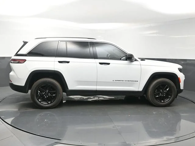 Used 2024 White Jeep Laredo X image 8