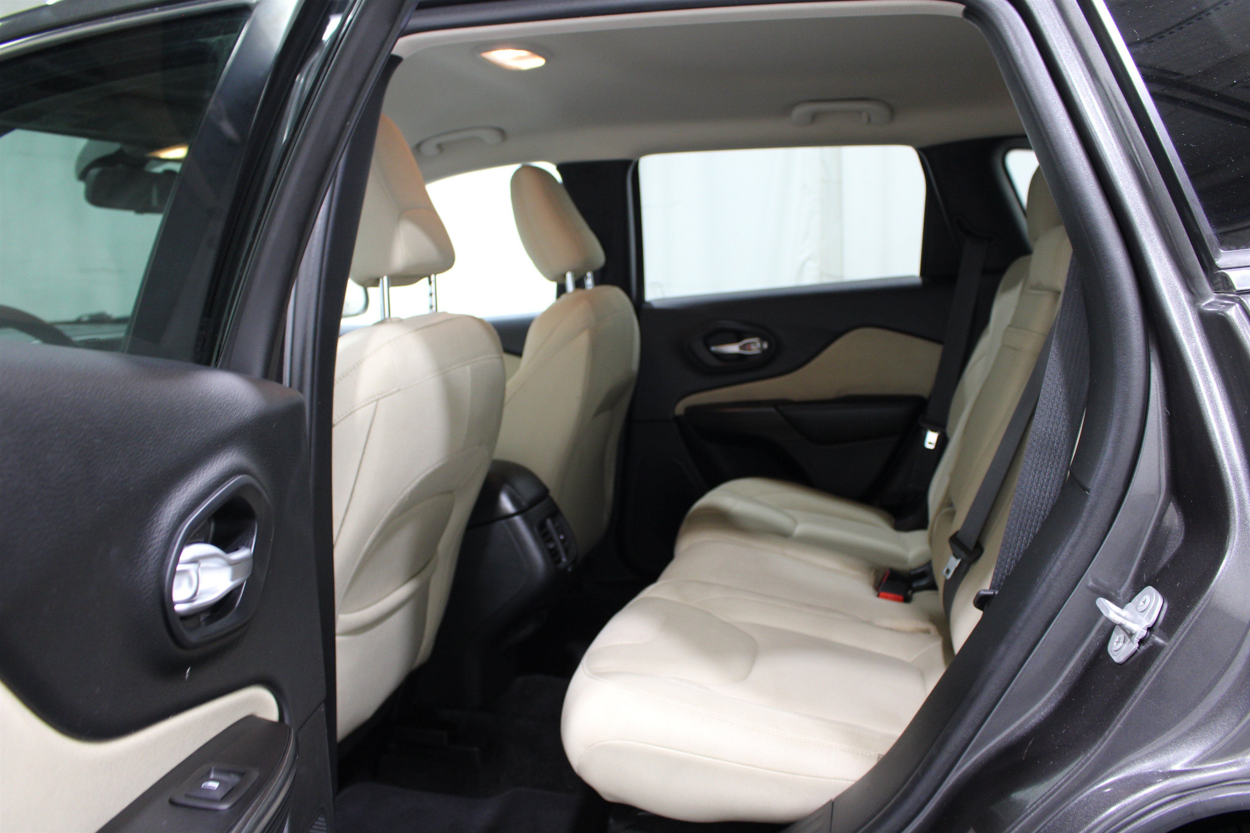 Used 2015 Granite Crystal Metallic Clearcoat Jeep Latitude image 19