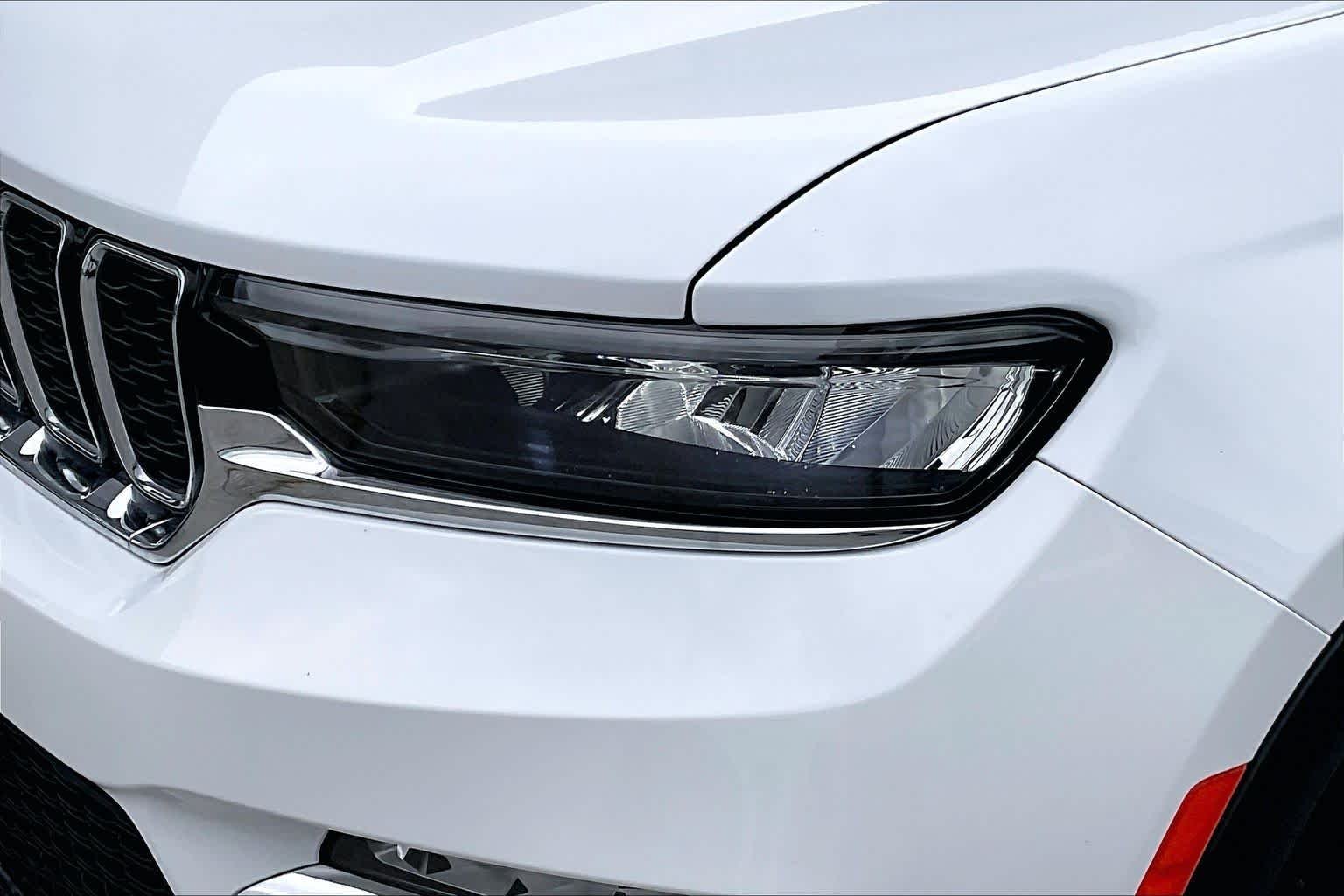 Used 2022 Bright White Clearcoat Jeep  image 25