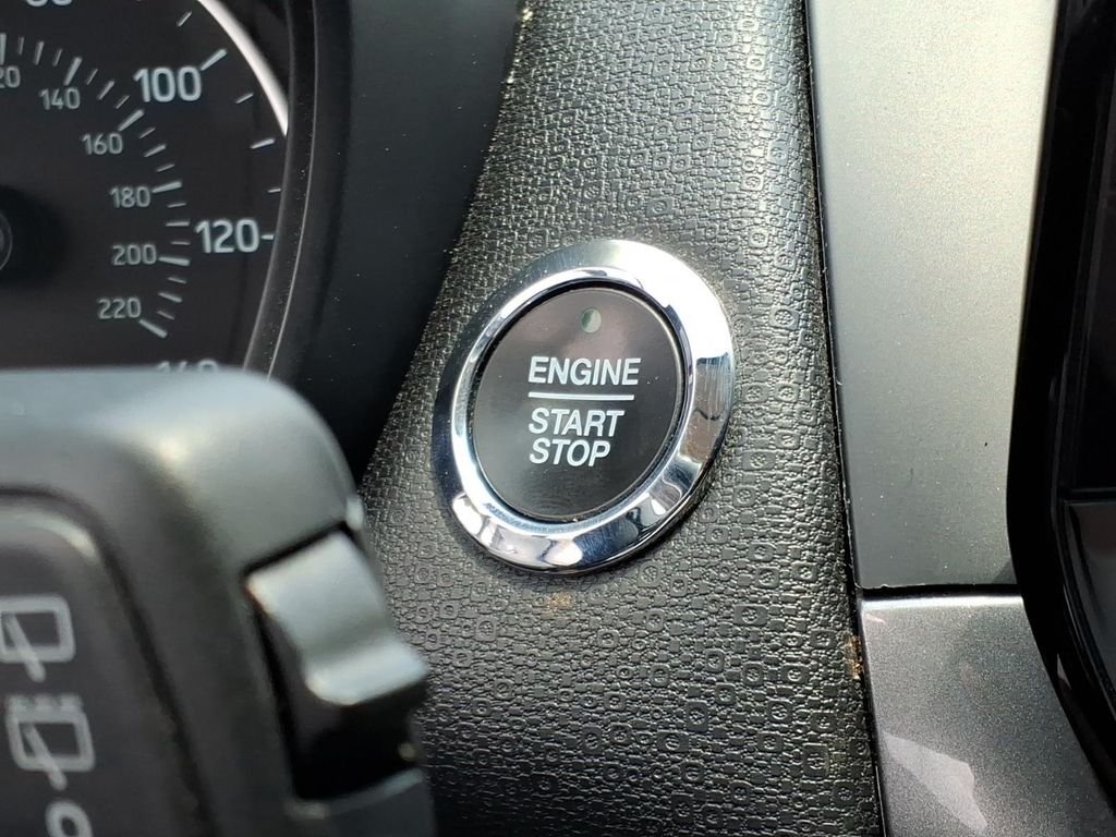 Used 2020 Shadow Black Ford SE image 12