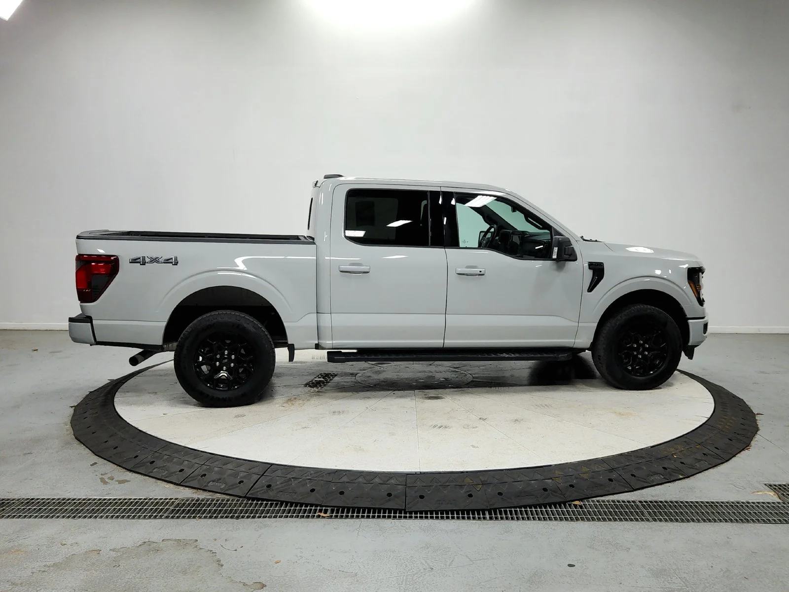 Used 2024 White Ford XLT image 9