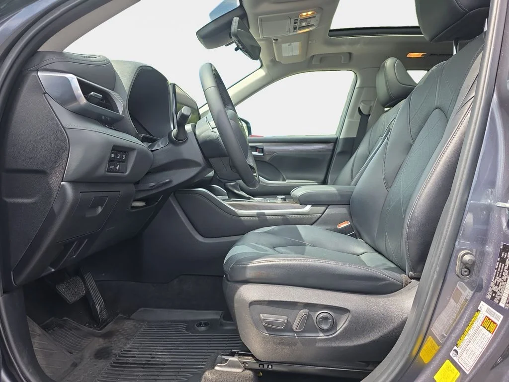 Used 2023 Magnetic Gray Metallic Toyota Platinum image 12
