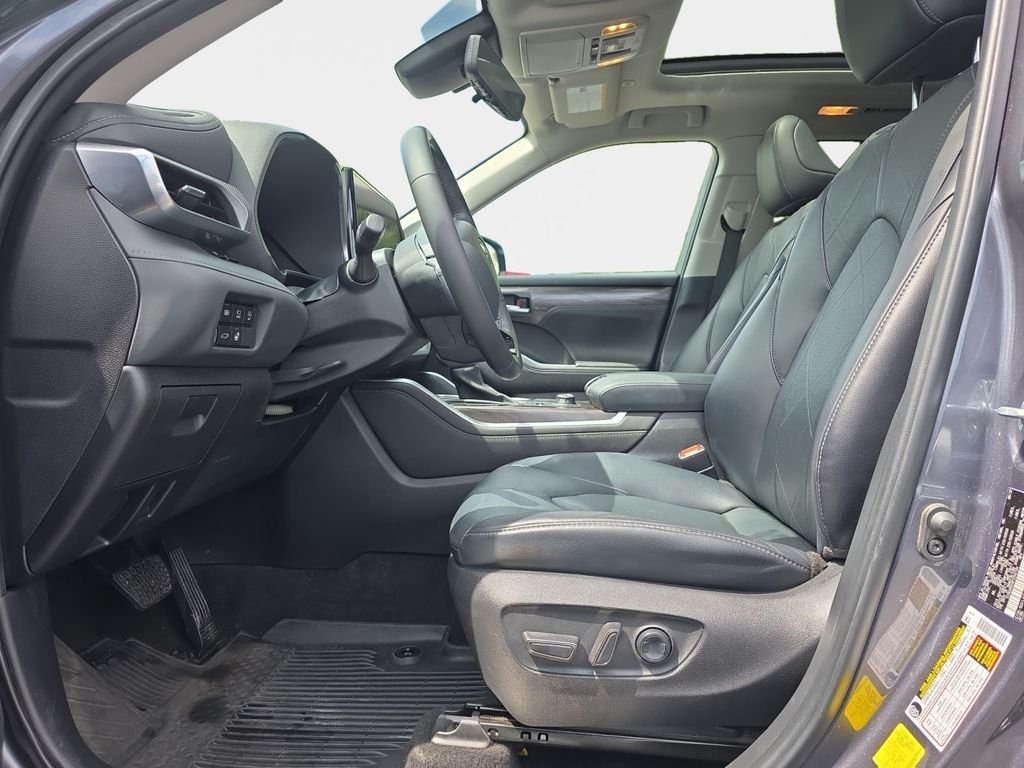 Used 2023 Magnetic Gray Metallic Toyota Platinum image 12
