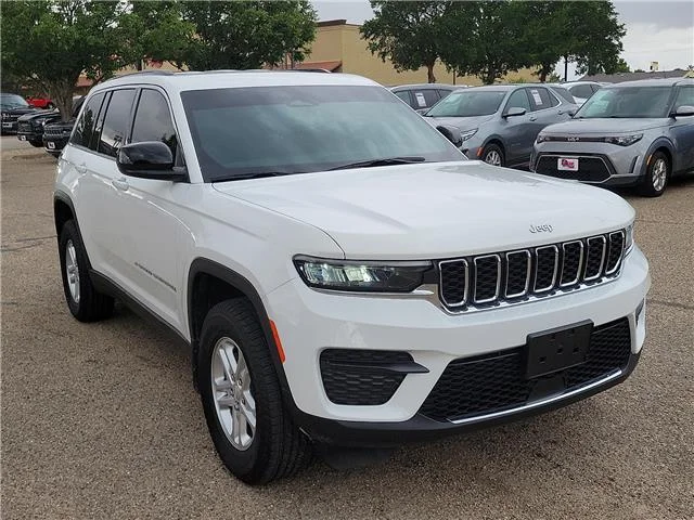 Used 2025 White. Jeep Laredo 4x2 image 6