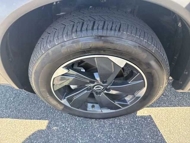 Used 2025 Gray Nissan SV image 10