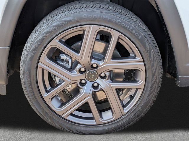 Used 2026 White Jeep Latitude image 11