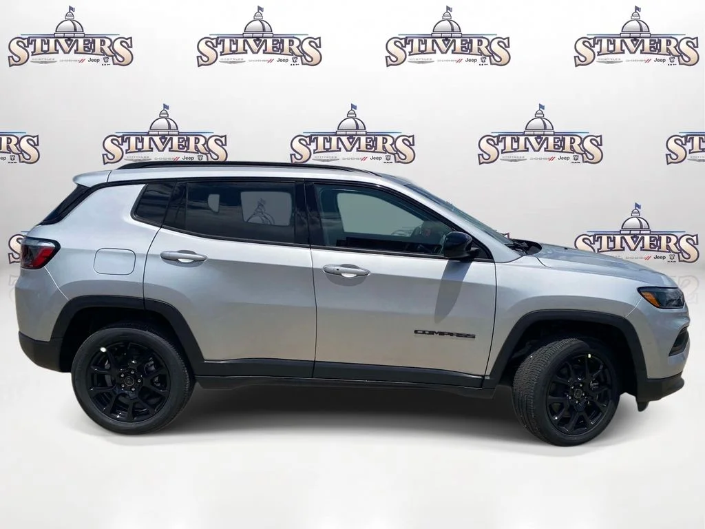 New 2026 Silver Zynith Metallic Clearcoat Jeep Latitude Altitude image 7