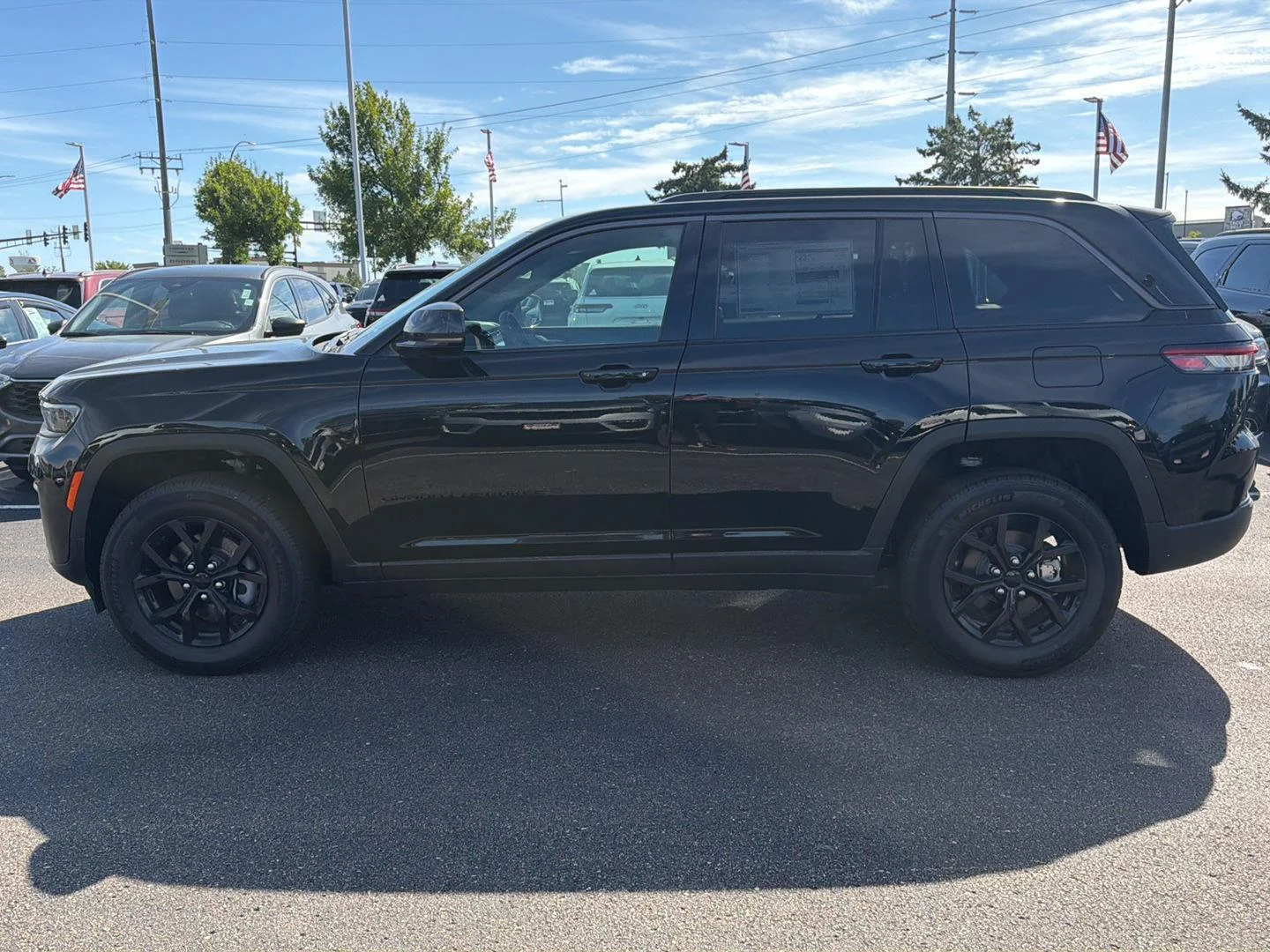 New 2026 Diamond Black Crystal Pearl-Coat Exterior Paint Jeep Laredo Altitude image 4