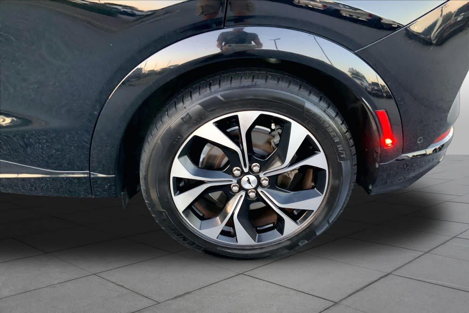 Used 2021 Shadow Black Ford Premium image 9