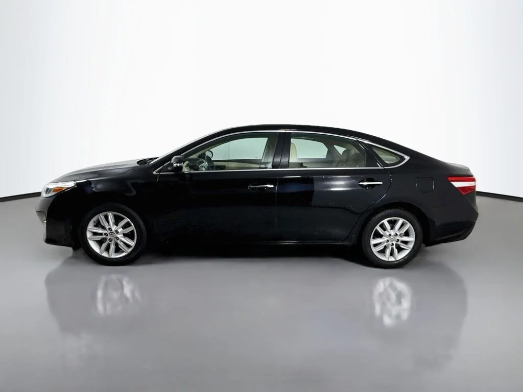 Used 2013 Attitude Black Metallic Toyota XLE image 4