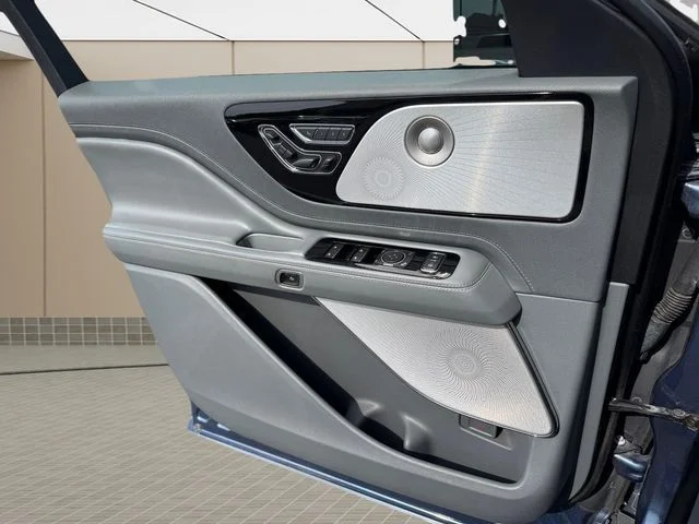 Used 2020 Blue Lincoln Reserve image 19