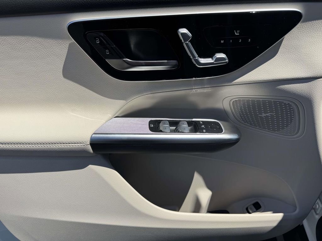 New 2026 Polar White Mercedes-Benz GLC 300 image 17